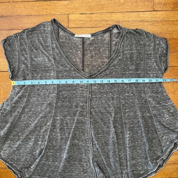 Free People - We The Free - Sammie Tee Gray V-Neck Boho Distressed Grunge Sz XS - Picture 5 of 9